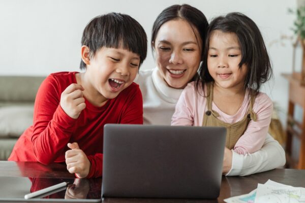 Literasi Digital Anak: Cara Cerdas Mengajarkan Etika dan Keamanan Online