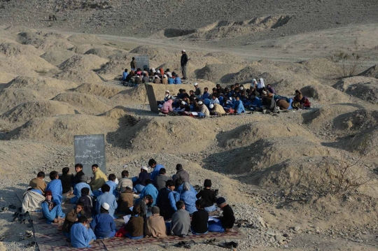 Sekolah di Gurun Sahara: Strategi Bertahan Hidup Sambil Belajar