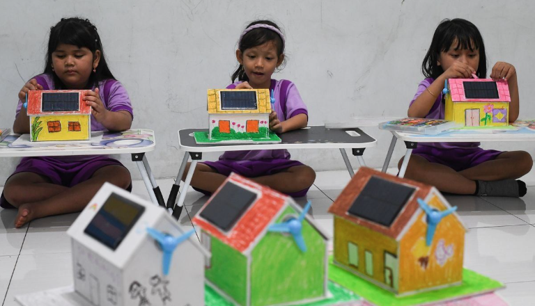 Pendidikan Energi Terbarukan Vokasional: Instalasi Panel Surya dan Pemeliharaan untuk SMK